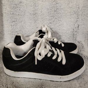 Mossimo size 7 Sneakers brand new